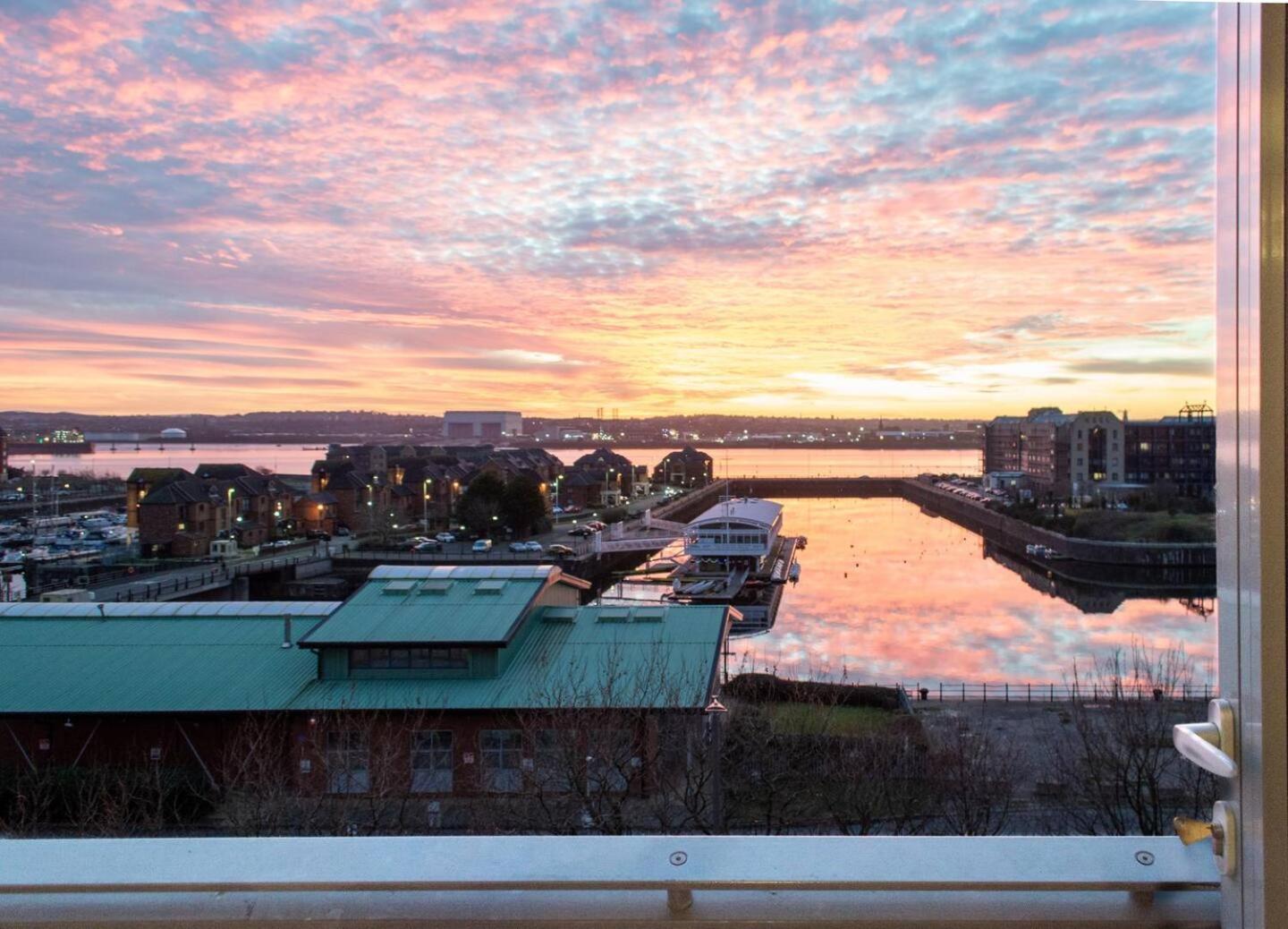 Stunning Mersey View Flat W Parking In リヴァプール エクステリア 写真